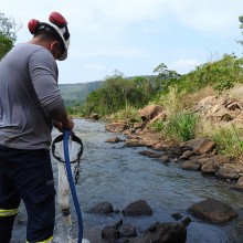 Filtragem de água de riachos para avaliação quantitativa do mexilhão-dourado